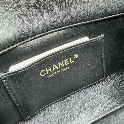 CHANEL 25S FLAP BAG 19 CM IN BLACK LAMBSKIN WITH PEARL TOP HANDLE