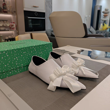 POINTED-TOE FLATS WITH BOW IN WHITE SOFT LAMBSKIN