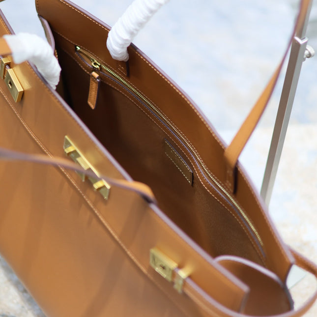 MANHATTAN SHOPPING BAG 40 IN TAWNY BROWN SMOOTH LAMBSKIN GOLD BUCKLE