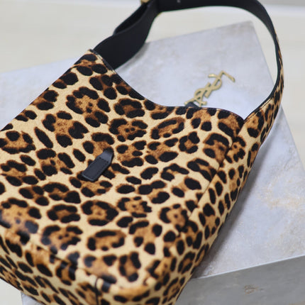 LE 5 À 7 SMALL SUPPLE 23 IN LEOPARD PRINT CALFSKIN
