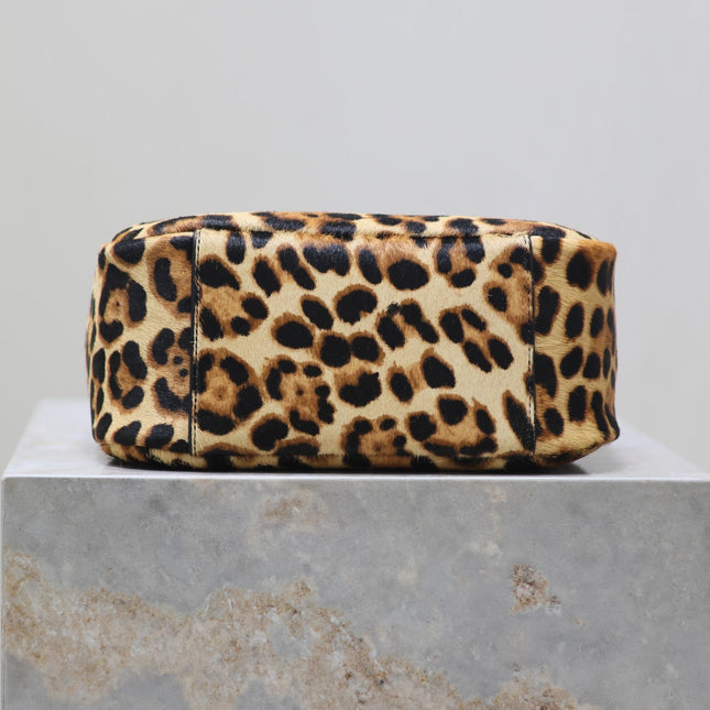 LE 5 À 7 SMALL SUPPLE 23 IN LEOPARD PRINT CALFSKIN