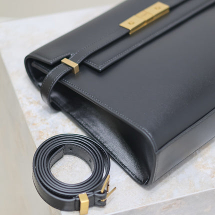 MANHATTAN MEDIUM 29 IN BLACK SMOOTH CALFSKIN GOLD BUCKLE