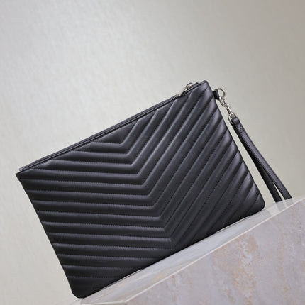 CLUTCH 30 IN BLACK QUILTED CALFSKIN SILVER BUCKLE