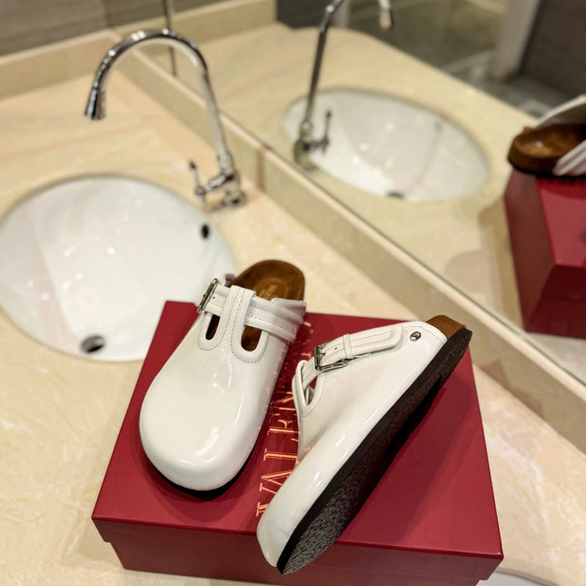 FUSSFRIEND WHITE PATENT CALFSKIN LEATHER SABOT