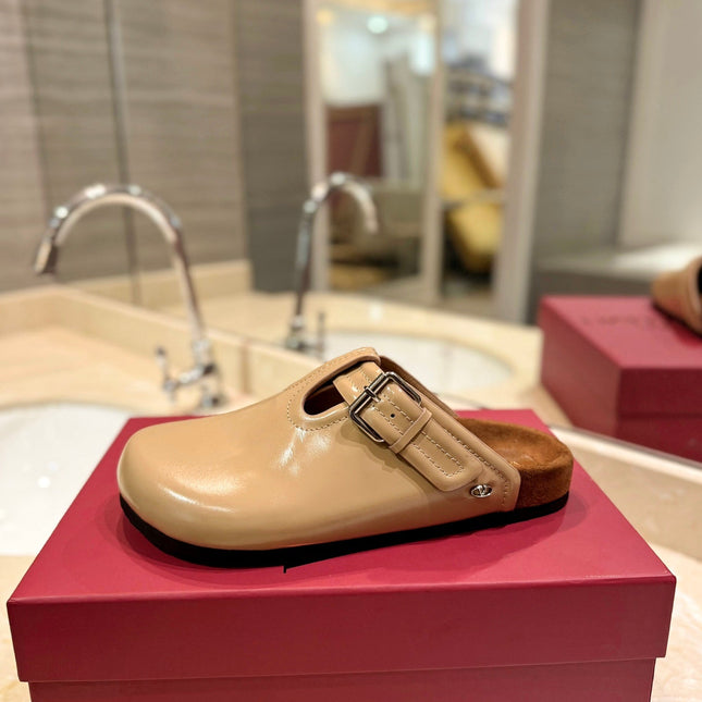 FUSSFRIEND CAMEL BROWN PATENT CALFSKIN LEATHER SABOT