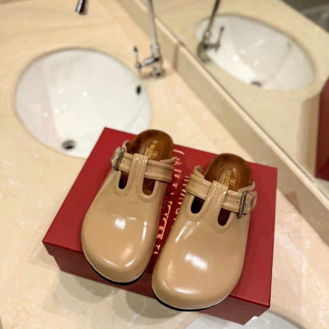 FUSSFRIEND CAMEL BROWN PATENT CALFSKIN LEATHER SABOT