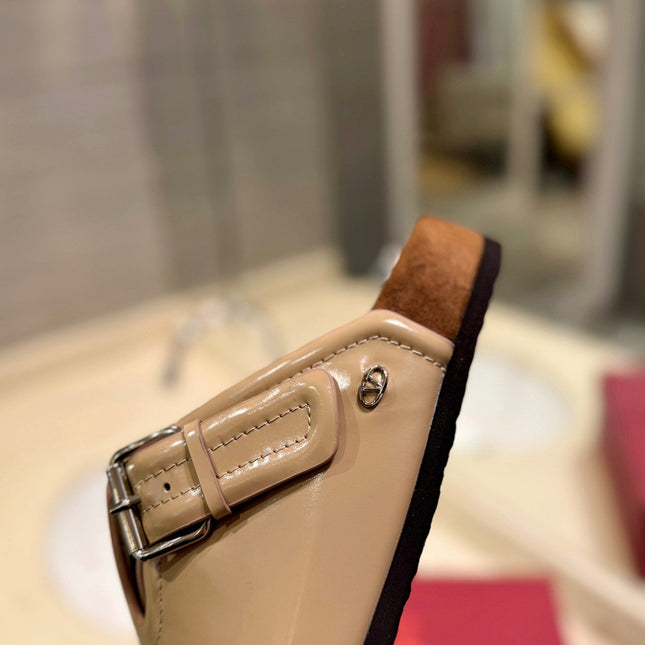 FUSSFRIEND CAMEL BROWN PATENT CALFSKIN LEATHER SABOT