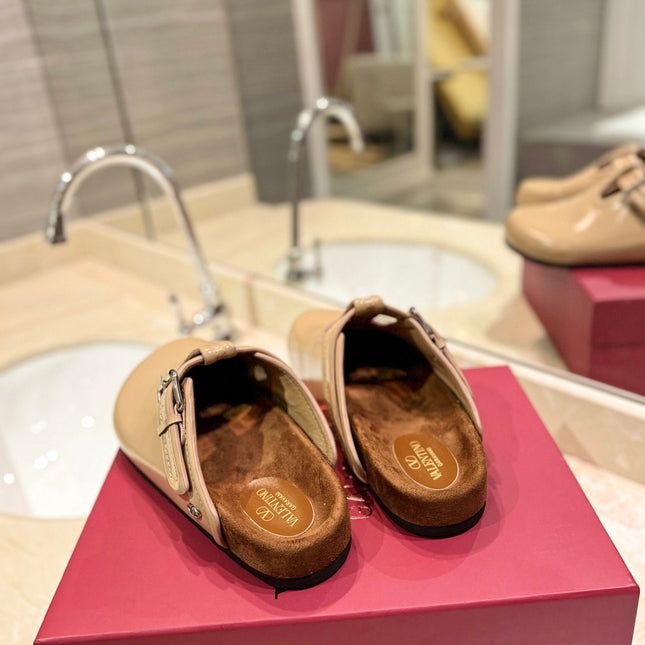 FUSSFRIEND CAMEL BROWN PATENT CALFSKIN LEATHER SABOT