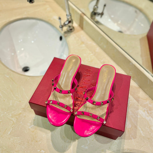 ROCKSTUD MULE SANDALS IN BRIGHT PINK CALFSKIN AND TRANSPARENT PVC FILM