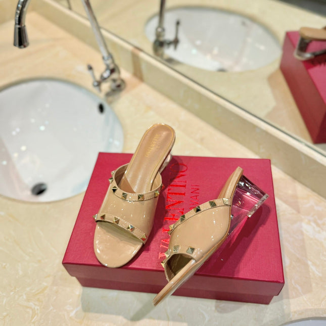 ROCKSTUD MULE SANDALS WITH TRANSPARENT HEEL IN SAND BROWN CALFSKIN
