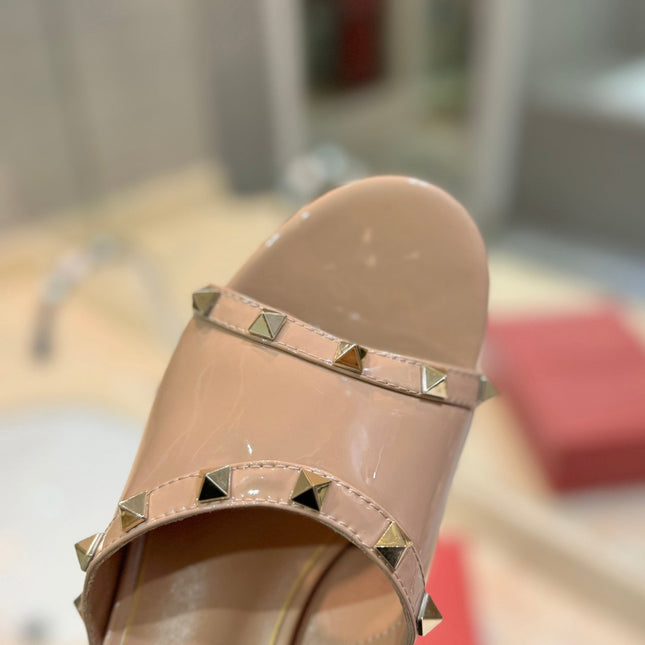 ROCKSTUD MULE SANDALS WITH TRANSPARENT HEEL IN SAND BROWN CALFSKIN