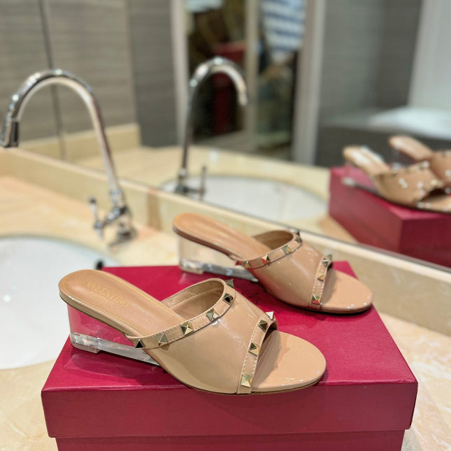 ROCKSTUD MULE SANDALS WITH TRANSPARENT HEEL IN SAND BROWN CALFSKIN