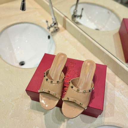 ROCKSTUD MULE SANDALS WITH TRANSPARENT HEEL IN SAND BROWN CALFSKIN