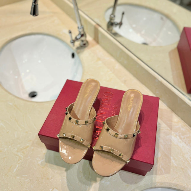 ROCKSTUD MULE SANDALS WITH TRANSPARENT HEEL IN SAND BROWN CALFSKIN