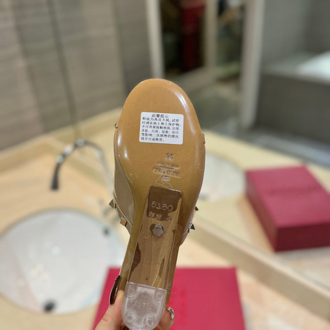 ROCKSTUD MULE SANDALS WITH TRANSPARENT HEEL IN SAND BROWN CALFSKIN
