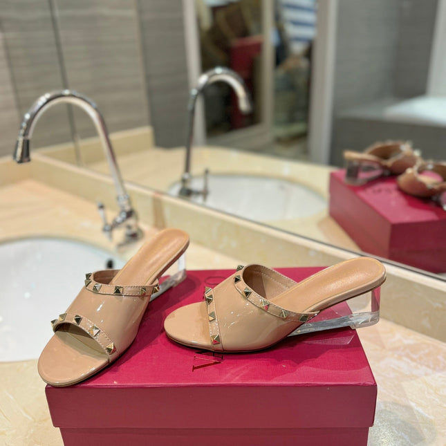 ROCKSTUD MULE SANDALS WITH TRANSPARENT HEEL IN SAND BROWN CALFSKIN