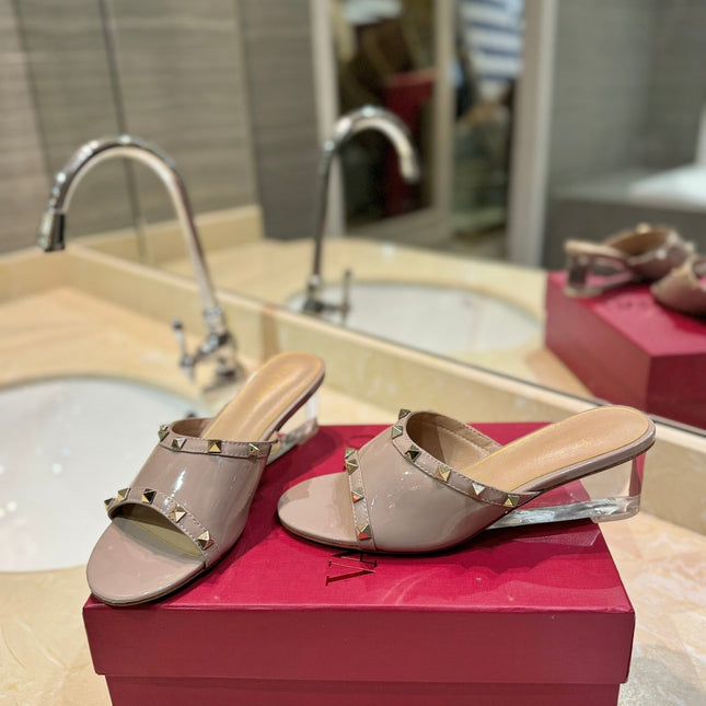 ROCKSTUD MULE SANDALS WITH TRANSPARENT HEEL IN CREPE PINK CALFSKIN