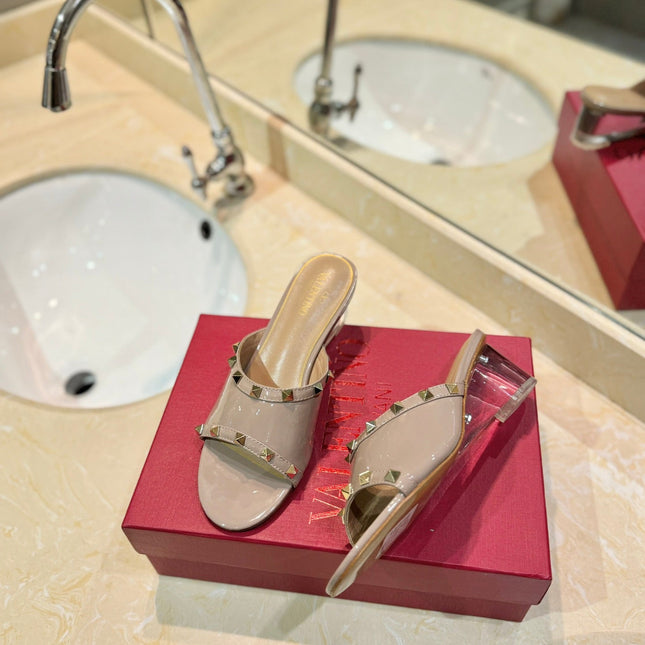 ROCKSTUD MULE SANDALS WITH TRANSPARENT HEEL IN CREPE PINK CALFSKIN