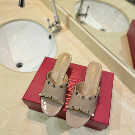 ROCKSTUD MULE SANDALS WITH TRANSPARENT HEEL IN CREPE PINK CALFSKIN