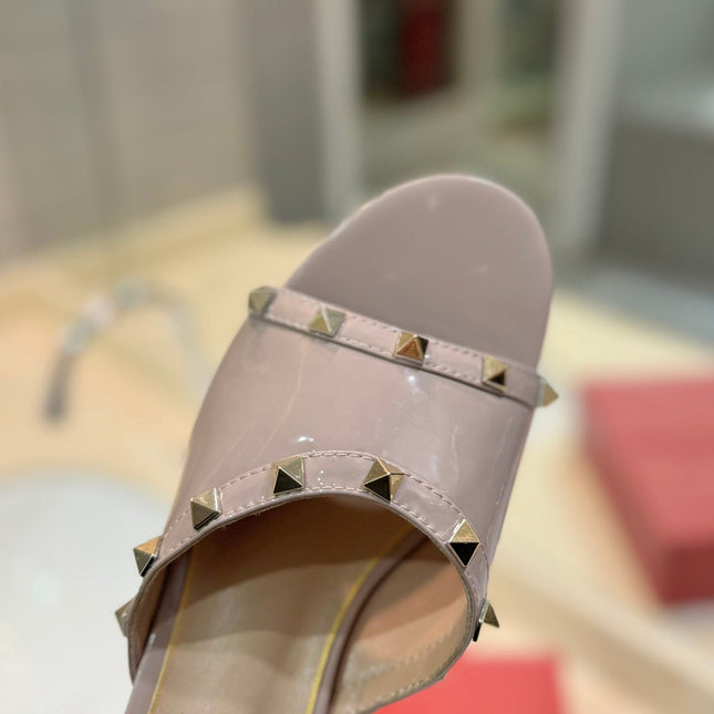 ROCKSTUD MULE SANDALS WITH TRANSPARENT HEEL IN CREPE PINK CALFSKIN