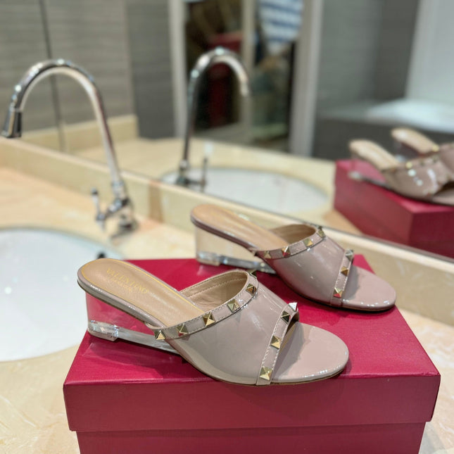 ROCKSTUD MULE SANDALS WITH TRANSPARENT HEEL IN CREPE PINK CALFSKIN