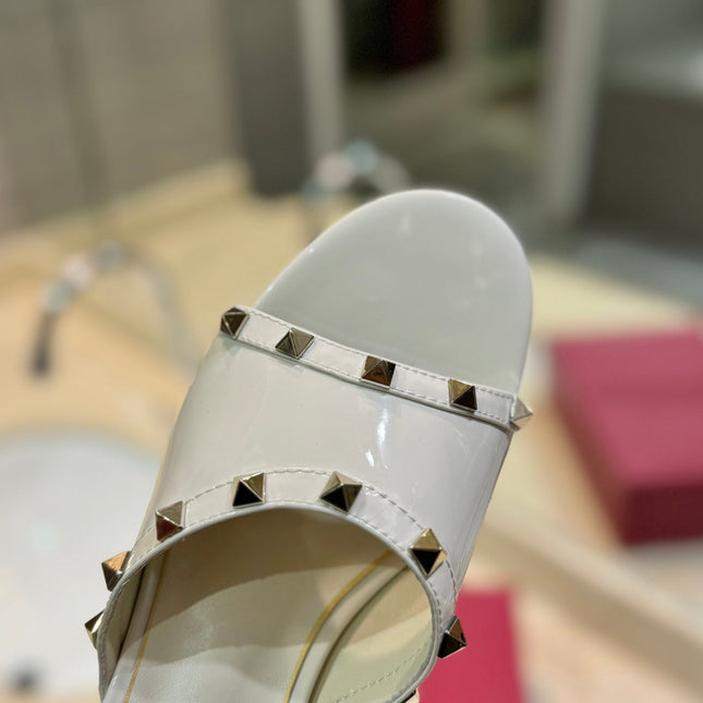 ROCKSTUD MULE SANDALS WITH TRANSPARENT HEEL IN WHITE CALFSKIN