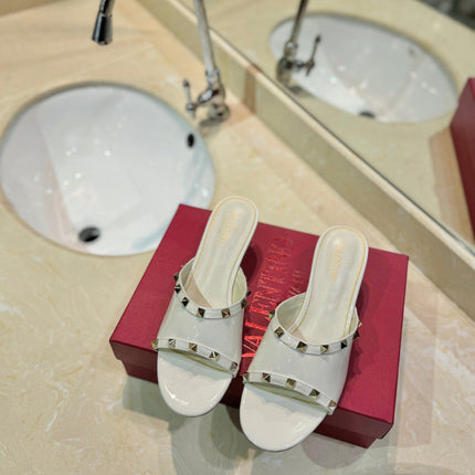 ROCKSTUD MULE SANDALS WITH TRANSPARENT HEEL IN WHITE CALFSKIN