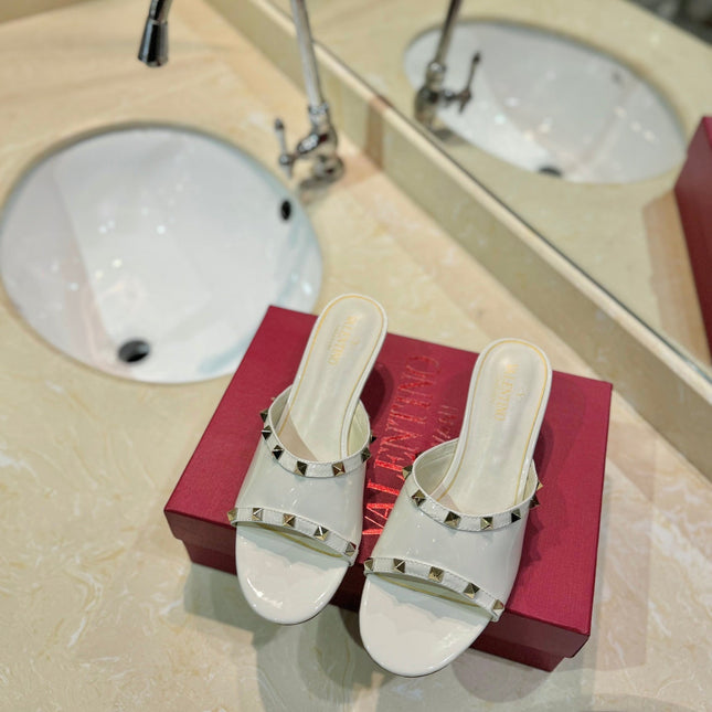 ROCKSTUD MULE SANDALS WITH TRANSPARENT HEEL IN WHITE CALFSKIN