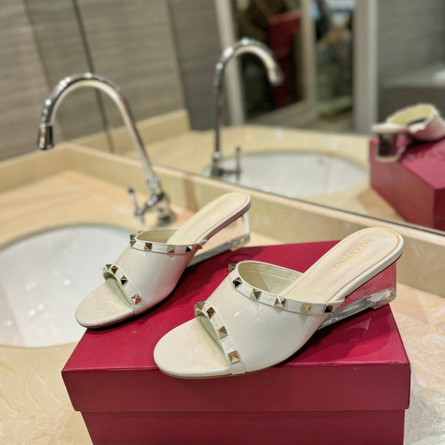 ROCKSTUD MULE SANDALS WITH TRANSPARENT HEEL IN WHITE CALFSKIN