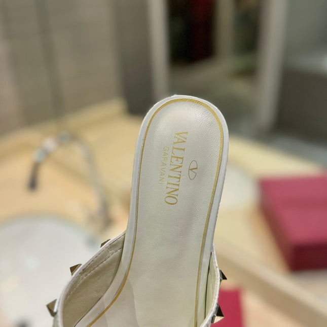 ROCKSTUD MULE SANDALS WITH TRANSPARENT HEEL IN WHITE CALFSKIN