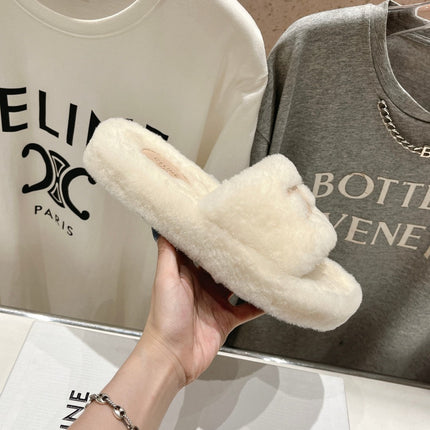 THICK-SOLED SLIPPER IN WHITE LAMB FUR