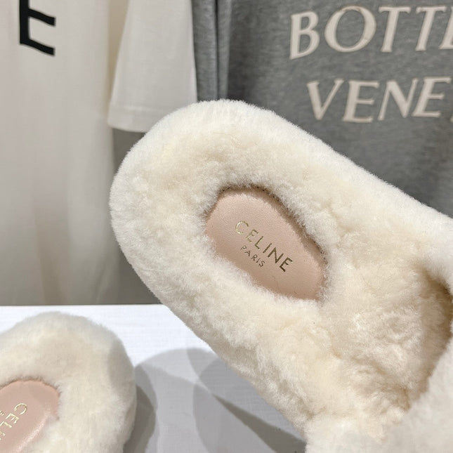 THICK-SOLED SLIPPER IN WHITE LAMB FUR