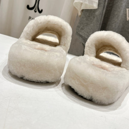 THICK-SOLED SLIPPER IN WHITE LAMB FUR