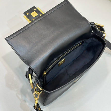 BAGUETTE 27 IN BLACK SMOOTH CALFSKIN GOLD HARDWARE