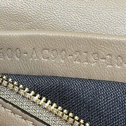 FENDI BAGUETTE 27 BAG IN SAND BEIGE CALFSKIN WITH GOLD HARDWARE