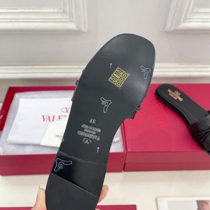 GARAVANI V LOGO SIGNATURE SLIDE IN BLACK RAFFIA AND CALFSKIN