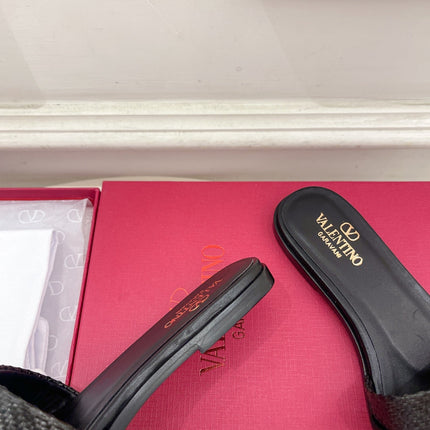 GARAVANI V LOGO SIGNATURE SLIDE IN BLACK RAFFIA AND CALFSKIN