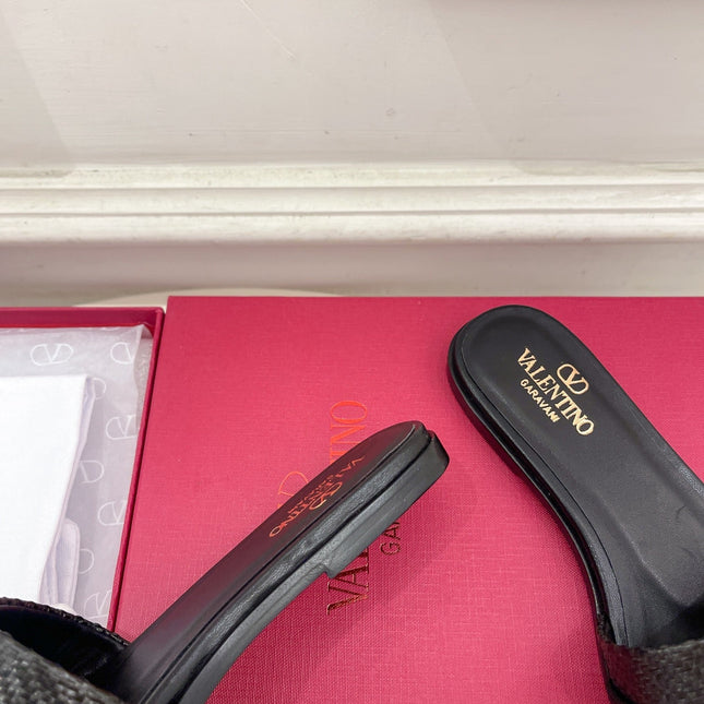 GARAVANI V LOGO SIGNATURE SLIDE IN BLACK RAFFIA AND CALFSKIN