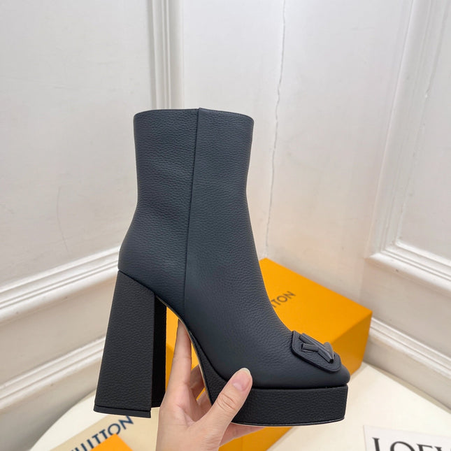 ANKLE BOOTS BLOCK HEEL 9 CM IN BLACK PEPPLE CALFSKIN