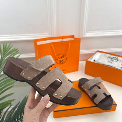 KOS CLOG IN KHAKI BROWN SUEDE